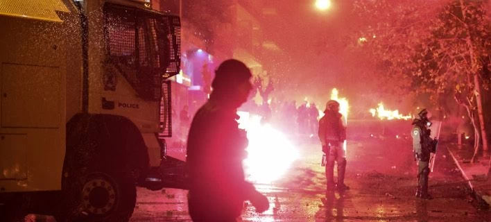 Θεσσαλονίκη: Αγνωστοι επιτέθηκαν με μολότοφ και αντικείμενα σε αστυνομικούς